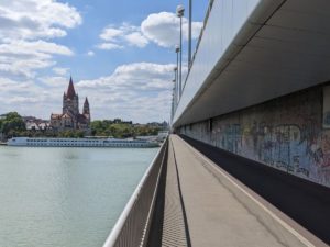 Jakobsweg Wien - Reichsbrücke und Franz von Assisi Kirche